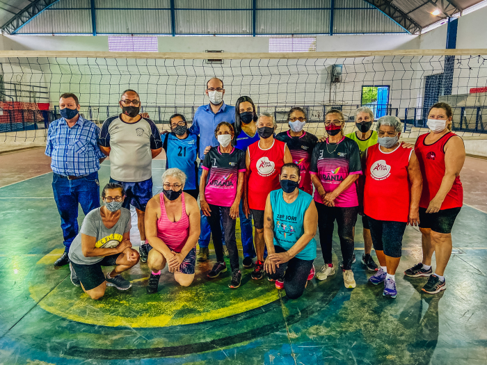 Na foto, da esquerda para direita, o secretário de Esportes, Cultura e Turismo, Silvanei César; o treinador, José Rocha de Freitas; o prefeito, Márcio Arjol e a primeira-dama, Andréa Rossini Arjol junto a equipe da terceira idade