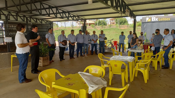 O padre Júnior fez a abertura do evento com uma oração e depois começamos os arremates das prendas
