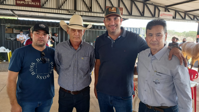 O provedor da Santa Casa de Jales, Carlos Toshiro Skashita, com o leiloeiro Ezeziel, o provedor da Santa Casa de Santa Fé do Sul, Zé Biscassi e o Bexiga que cedeu o espaço da BX Leilões para o evento