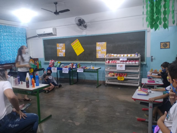 O mercadinho foi montado com embalagens recicláveis levadas pelos estudantes