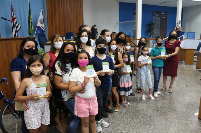 Acompanhados de seus familiares, os alunos apresentaram as poesias vencedoras do 7º Concurso Literário
