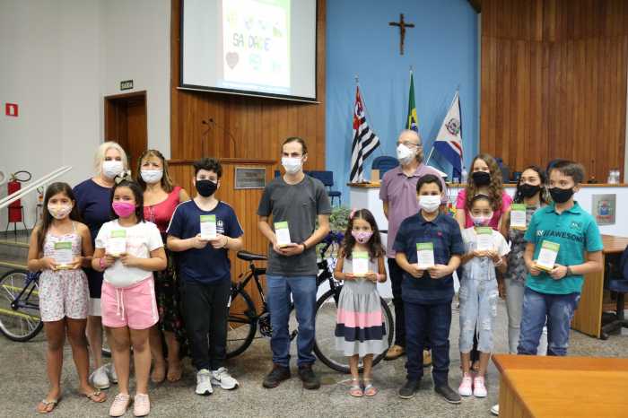 Alunos de Jales que se destacaram no 7º Concurso Literário foram premiados nesta quarta-feira