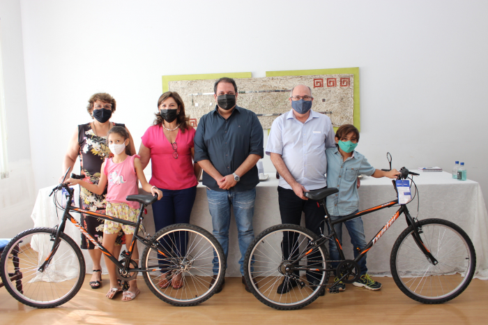 Alunos vencedores são premiados com bicicletas após vencerem concurso de redação