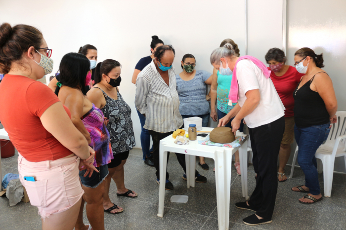 A professora e artesã Carmem Lúcia Bargas, ministrou o curso realizado através de parceria entre a Prefeitura de Jales, a FETAESP, o SENAR e o Sindicato dos Trabalhadores Rurais de Jales