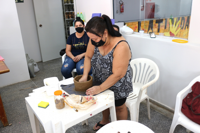Alunos aprendem técnicas de modelagem em argila, confeccionam peças e também irão confeccionar o forno para a queima das peças