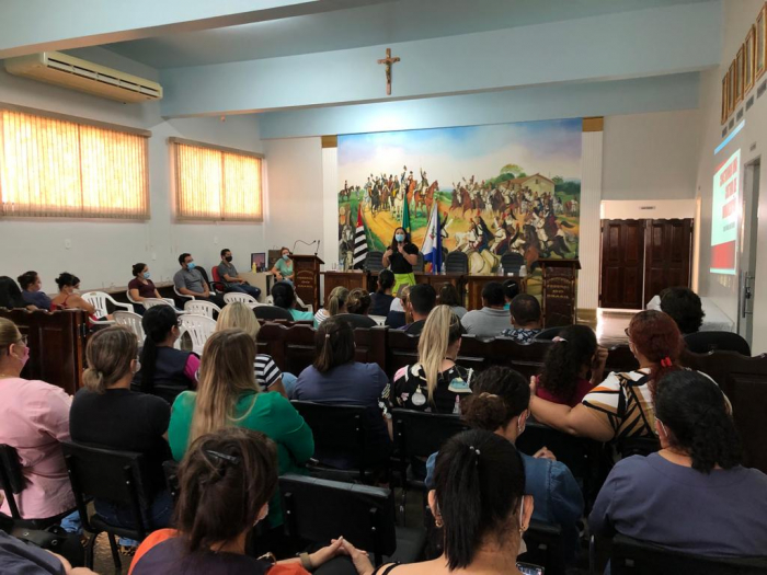 Coordenadora Municipal da Saúde, Alessandra Dias Marin, durante recepção da equipe de saúde do município