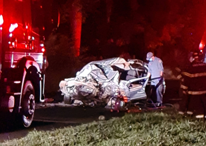 Grave acidente entre carro e carreta é registrado na noite desta terça-feira