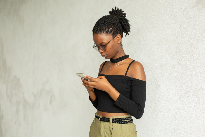 Passar muito tempo no celular pode afetar pescoço, ombros e punhos