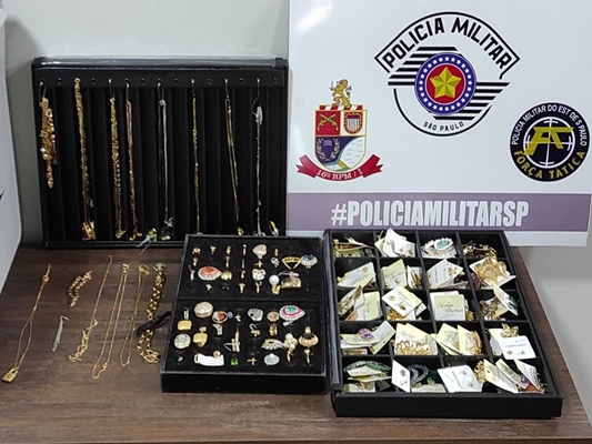 Polícia Militar recupera mostruários de joias avaliados em R$ 30 mil