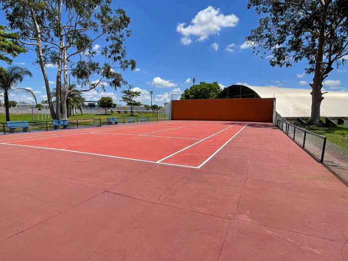 A Prefeitura realizou a recuperação da Quadra Municipal de Tênis anexa ao Estádio Municipal Roberto do Valle Rollemberg