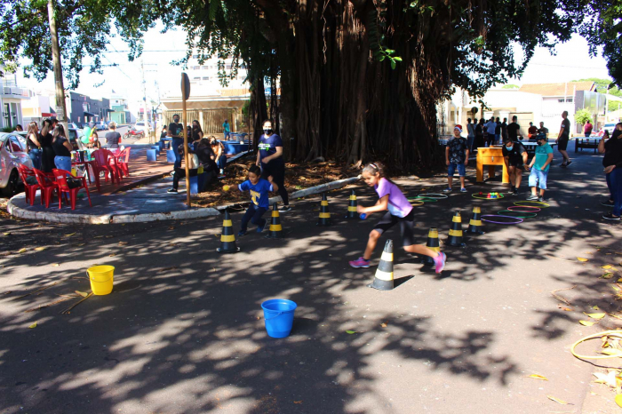 Atividades recreativas para as crianças foram promovidas na Rua de Lazer pela equipe da Unijales