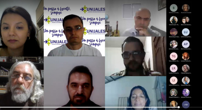 Uma mesa redonda foi apresentada aos participantes no primeiro dia