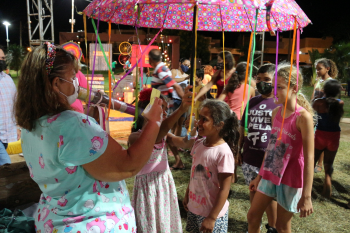 A escritora e presidente da Casa do Poeta de Jales, Marilene Pacheco Teubner levou seu guarda-chuva literário para a exposição e encantou a criançada