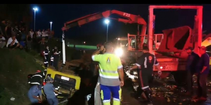 Caminhão de laranjas tomba na rodovia Euclides da Cunha, em Estrela D'Oeste