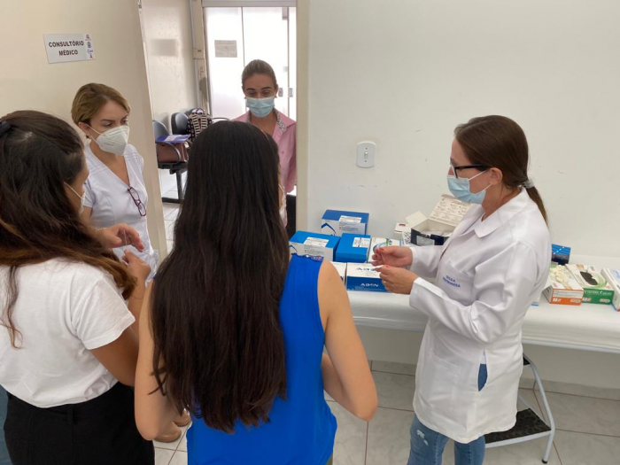 A equipe do SAE/CTA capacitou servidoras das Unidades Básicas de Saúde para realizar os testes rápidos na população