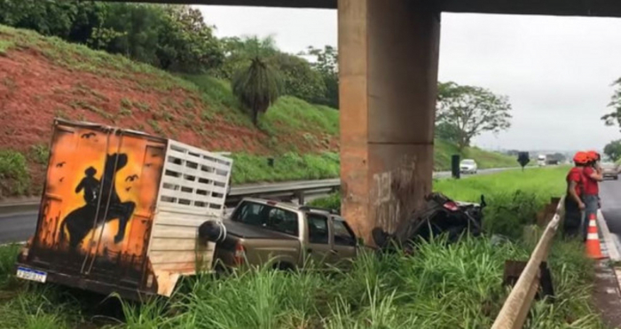 Carro capota e acerta pilar central de pontilhão na Euclides da Cunha