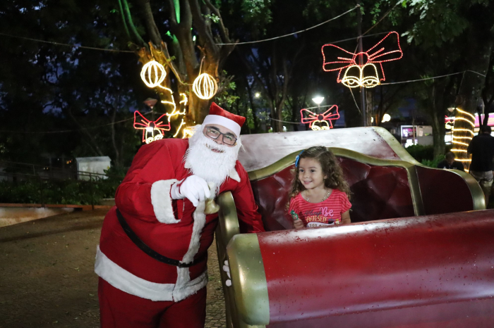 As crianças aproveitam para tirar fotos ao lado do bom velhinho que ficará em sua casa na Praça João Mariano de Freitas até o dia 23 de dezembro
