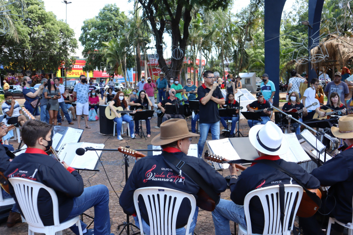 O Grupo de Viola Caipira e Violão Vianna’s, se apresentou na Praça João Mariano de Freitas na manhã do sábado