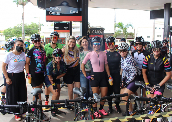 A presidente do Fundo social de Solidariedade e primeira-dama Alziane Rossafa Moreira e a vice-prefeita Marynilda Cavenaghi com parte das mulheres que participaram da Pedalada de Natal