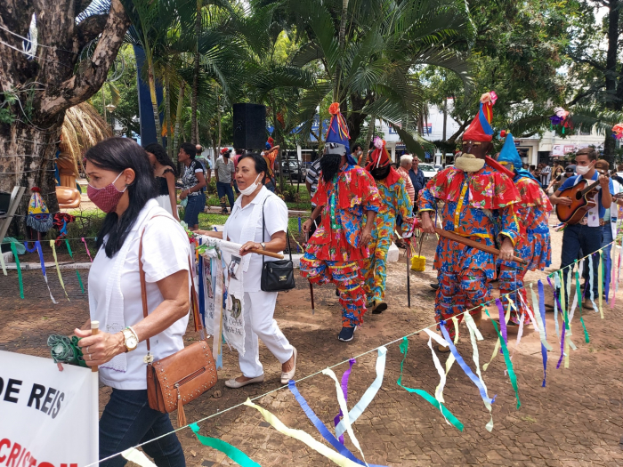 Diversas companhias de folia de reis, inclusive de cidades da região, participaram do encontro