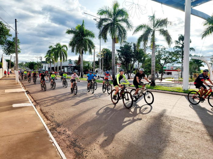 Centenas de pessoas participaram da Pedalada de Natal