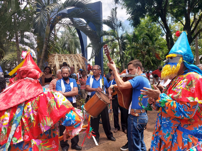 No domingo de manhã, com o objetivo de resgatar e manter viva as tradições culturais, a Prefeitura promoveu um Encontro de Folia de Reis, na Praça João Mariano de Freitas
