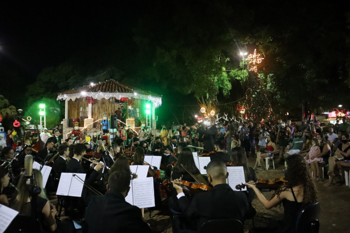 A Orquestra Sinfônica de Jales, que representou o Projeto Tocando o Brasil, atraiu centenas de pessoas para a Praça João Mariano de Freitas na noite de domingo