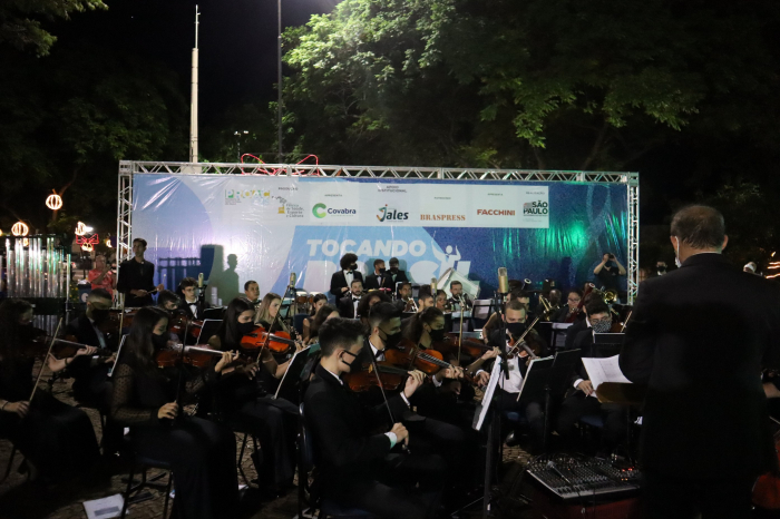 A Orquestra Sinfônica de Jales, que representou o Projeto Tocando o Brasil, atraiu centenas de pessoas para a Praça João Mariano de Freitas na noite de domingo