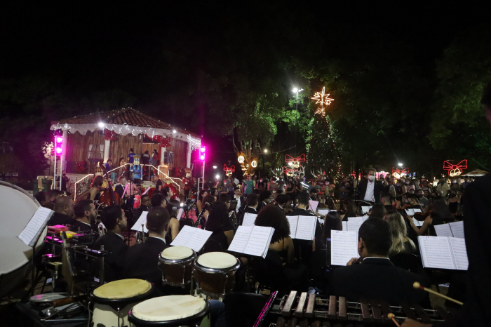 A Orquestra Sinfônica de Jales, que representou o Projeto Tocando o Brasil, atraiu centenas de pessoas para a Praça João Mariano de Freitas na noite de domingo
