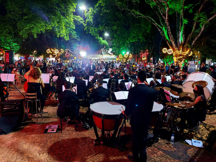 A Orquestra Sinfônica de Jales, que representou o Projeto Tocando o Brasil, atraiu centenas de pessoas para a Praça João Mariano de Freitas na noite de domingo