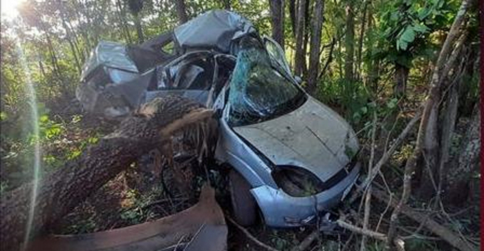 O carro ficou completamente destruído após o impacto