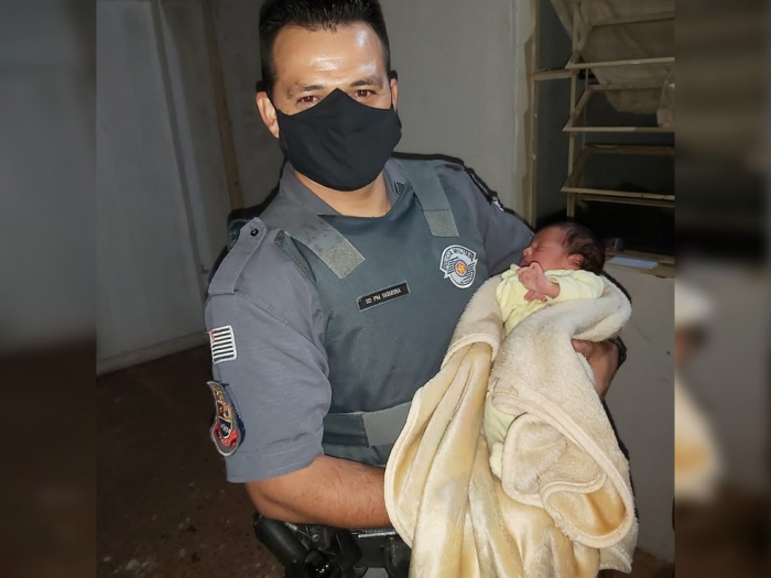 Policiais salvam bebê de 15 dias de vida que engasgou com leite materno