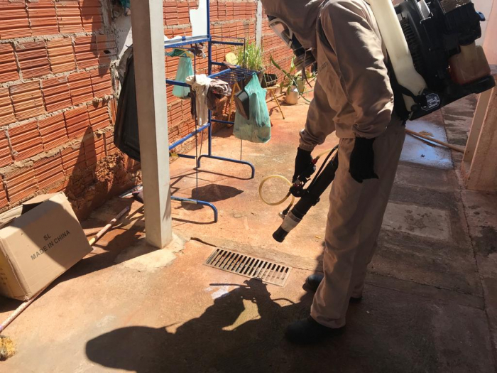 Os agentes de saúde durante vistoria em busca de focos de dengue