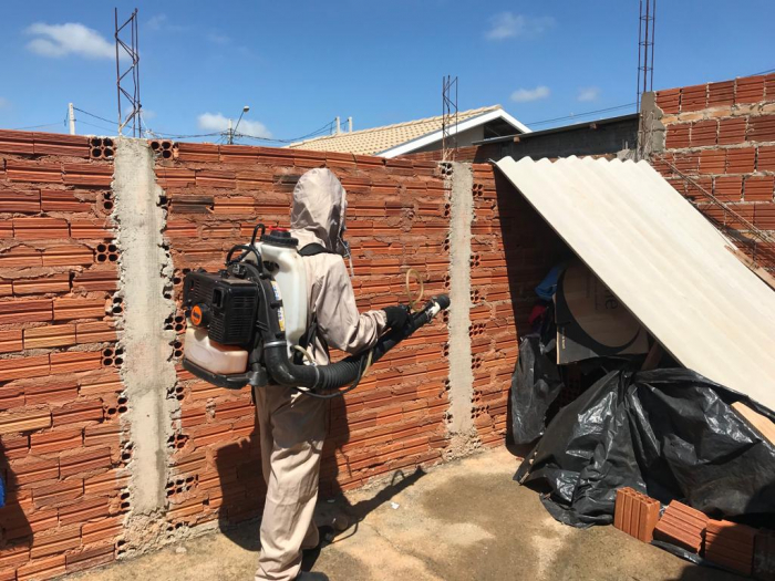 Os agentes de saúde durante vistoria em busca de focos de dengue