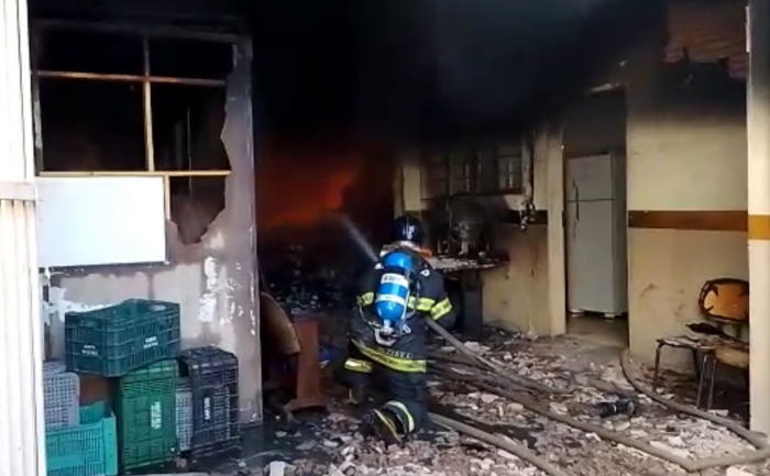 Corpo de bombeiros controlando as chamas - Foto: Reprodução