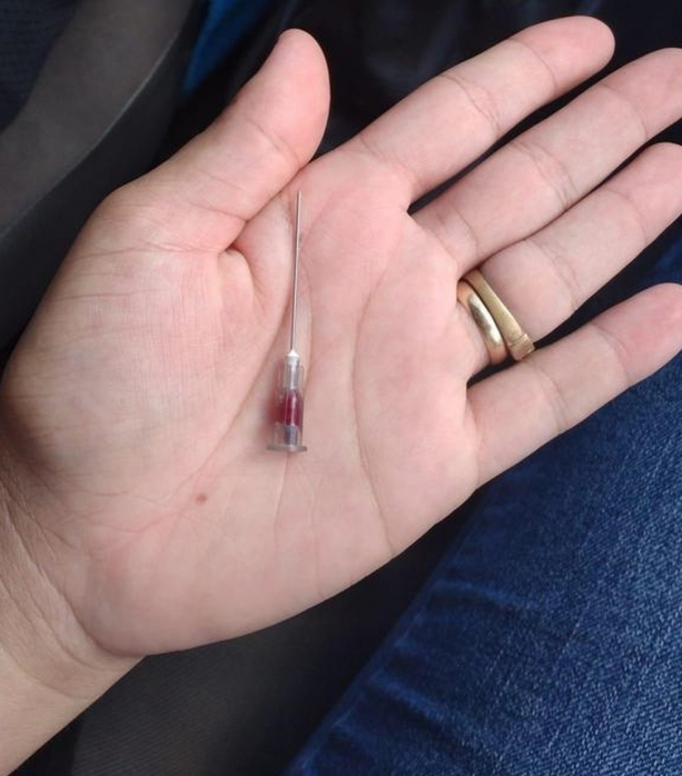 Mãe presta queixa após filha voltar com agulha pendurada na nádega depois de injeção
