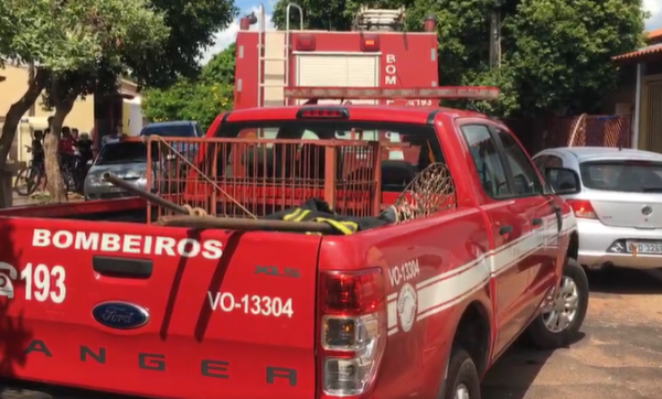 Mulher ateia fogo em carro na garagem da própria casa em Fernandópolis