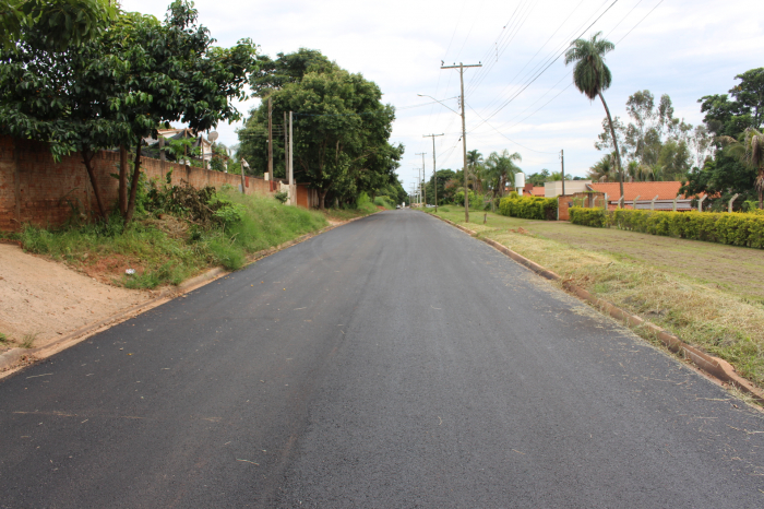 No Parque das Flores as obras de pavimentação asfáltica, meios-fios e sarjetas, recape, sarjetões, galerias e pontos de bocas de leão foram praticamente concluídas