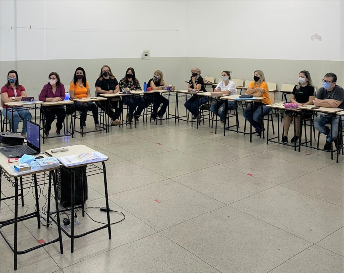 Professores do Anglo de Jales durante a apresentação do workshop