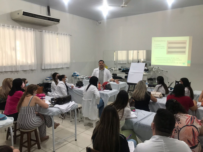 Professor Marcos Sanches ministrando aula de Eletroterapia aplicada à Estética