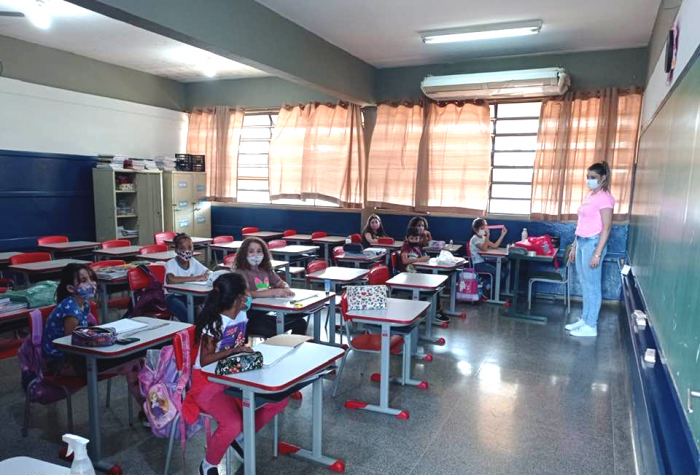 Em Jales. retorno é marcado por distribuição de livros, instalação de climatizadores e novos computadores