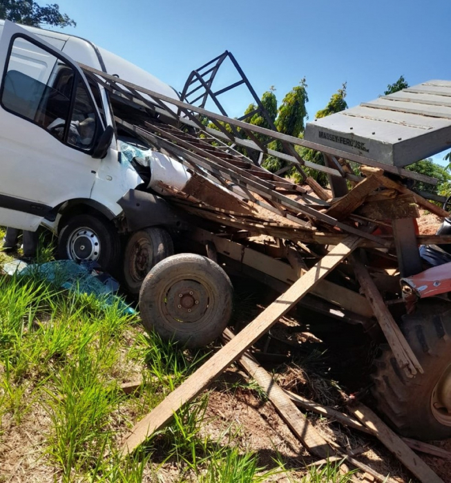 Homem morre após bater van na traseira de trator em vicinal