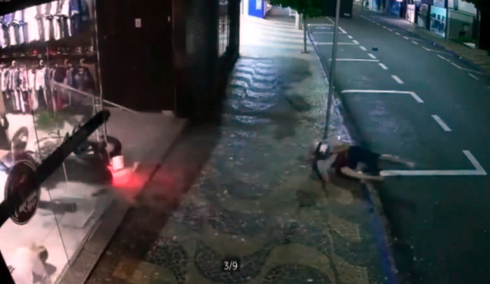 Motoqueiro empina moto, rodopia em placa e estoura vitrine em Jales