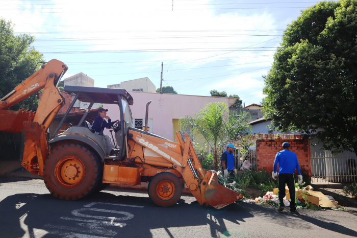 O projeto Jales + Limpa está percorrendo todos os bairros de Jales para recolher restos de madeira e móveis velhos que os moradores retiram de seus quintais