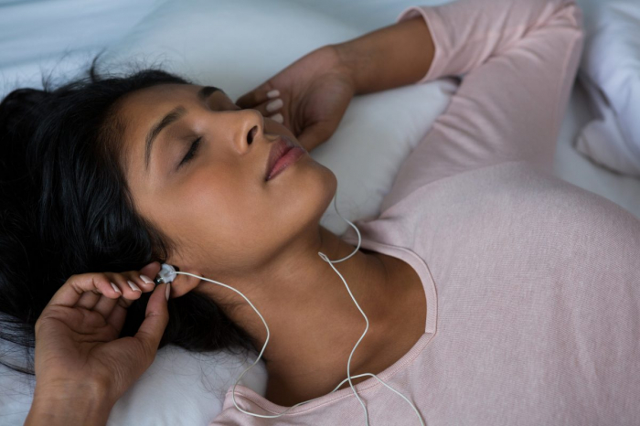 Ouvir música antes de dormir contribui com o sono e melhora a qualidade de vida