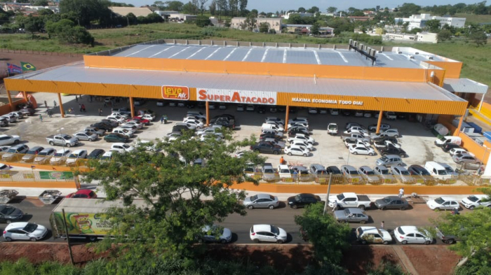O SuperAtacado Leve Max está em uma área de 12 mil metros quadrados na Marginal Dr. Eduardo Ferraz Ribeiro do Vale, no Jardim Novo Mundo