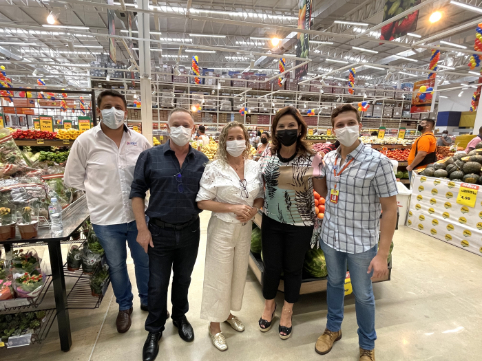 A vice-prefeita Marynilda Cavenaghi com os proprietários do Leve Max, Ariclenes Vicentin, sua esposa Eliane Vicentin e o filho Victor Vicentin e o gerente de expansão Mayko Biazotto Alves