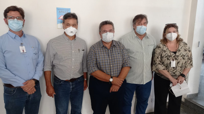 Durante a reunião, Carlão reforçou a importância de implantar novas especialidades na Santa Casa de Jales, pela demanda de municípios que atendemos e o quanto o apoio do estadual e municipal são essenciais