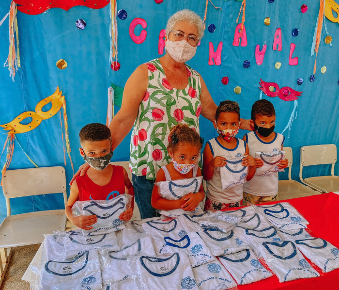 Secretaria de Educação de Urânia inicia entrega de uniformes escolares aos alunos do município