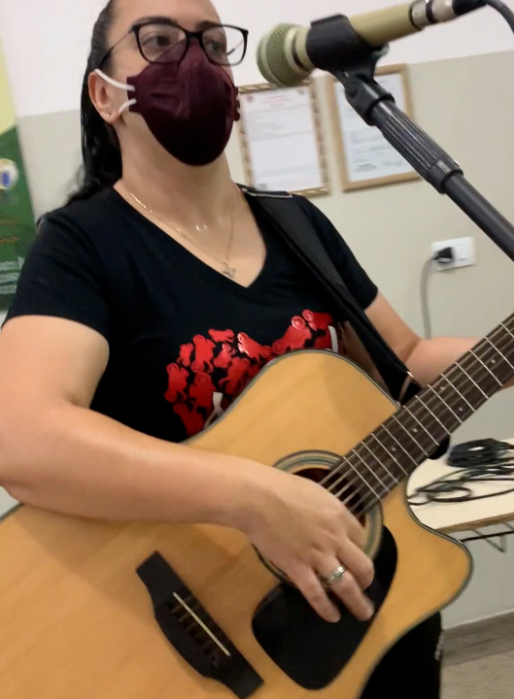 Suéllen Karla encantou os alunos com sua música